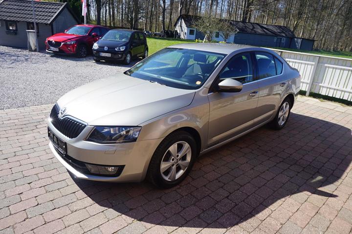 Grå Skoda Octavia fra 2017
