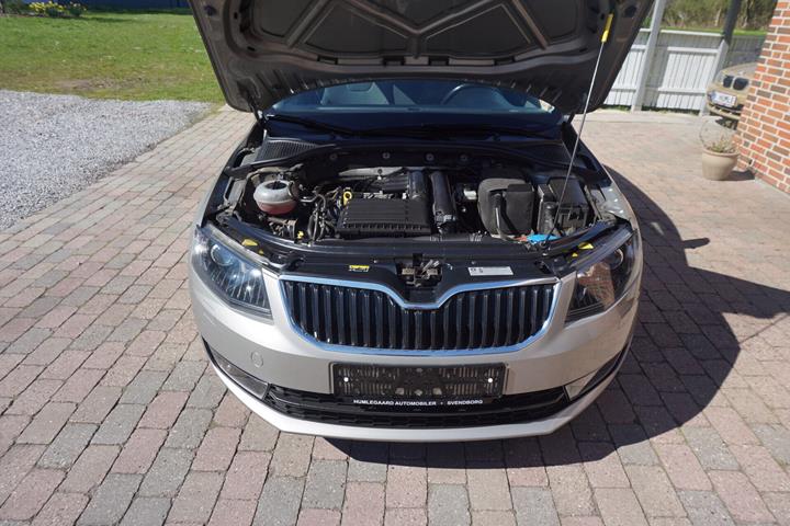 Grå Skoda Octavia fra 2017