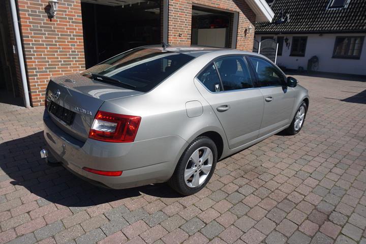 Grå Skoda Octavia fra 2017
