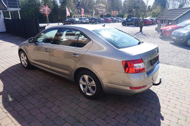Grå Skoda Octavia fra 2017