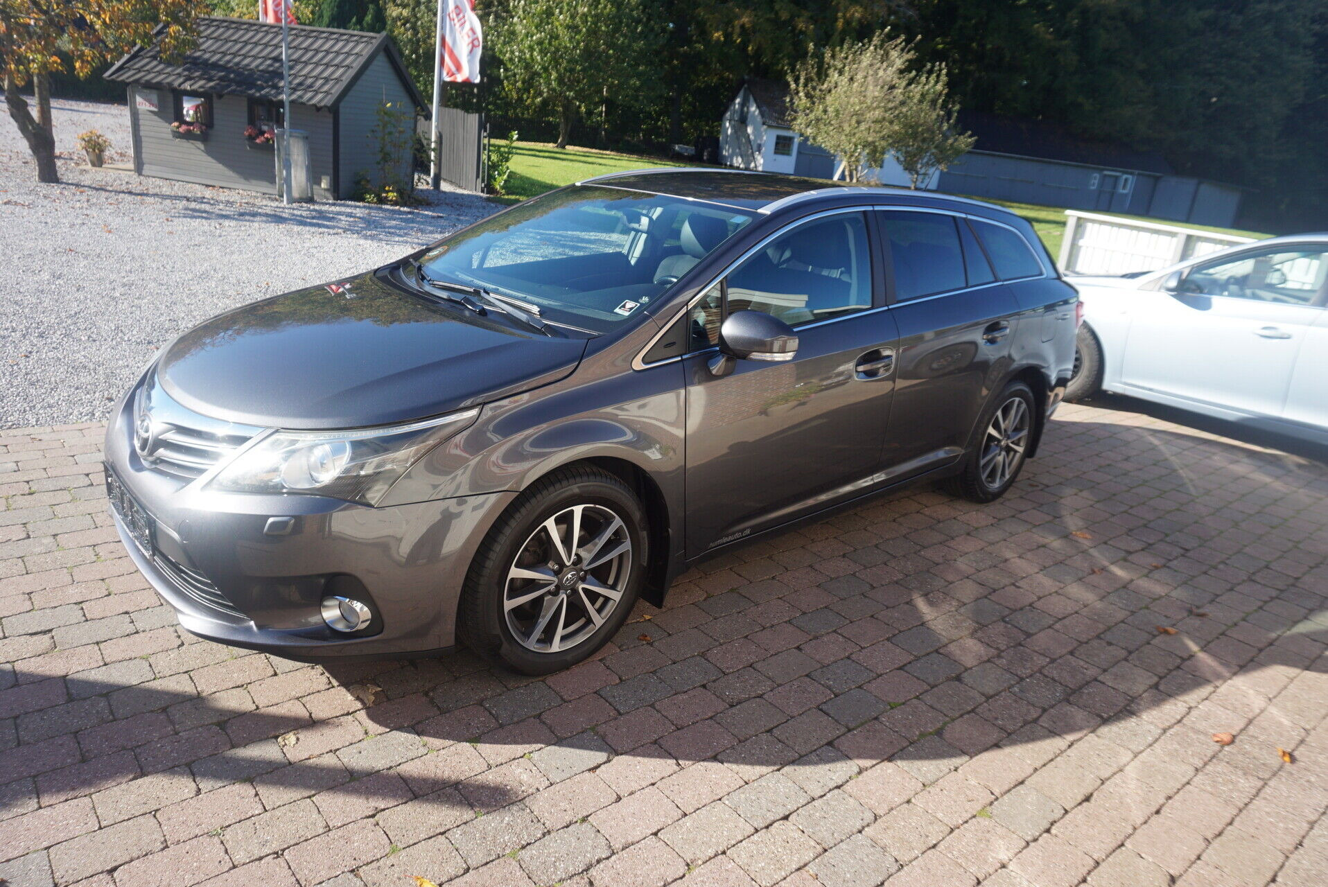 Sort Toyota Avensis fra 2014