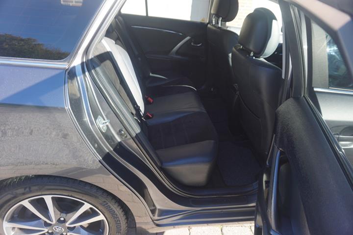 Sort Toyota Avensis fra 2014