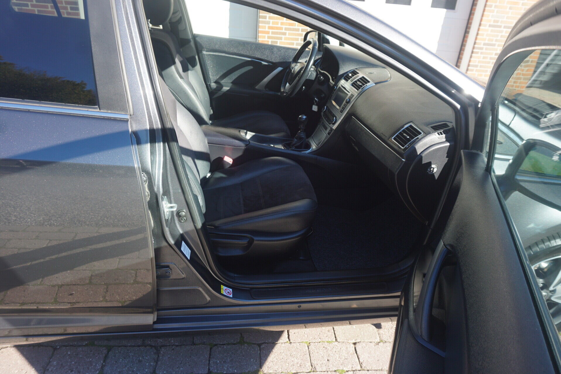 Sort Toyota Avensis fra 2014