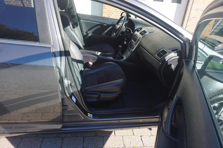 Sort Toyota Avensis fra 2014