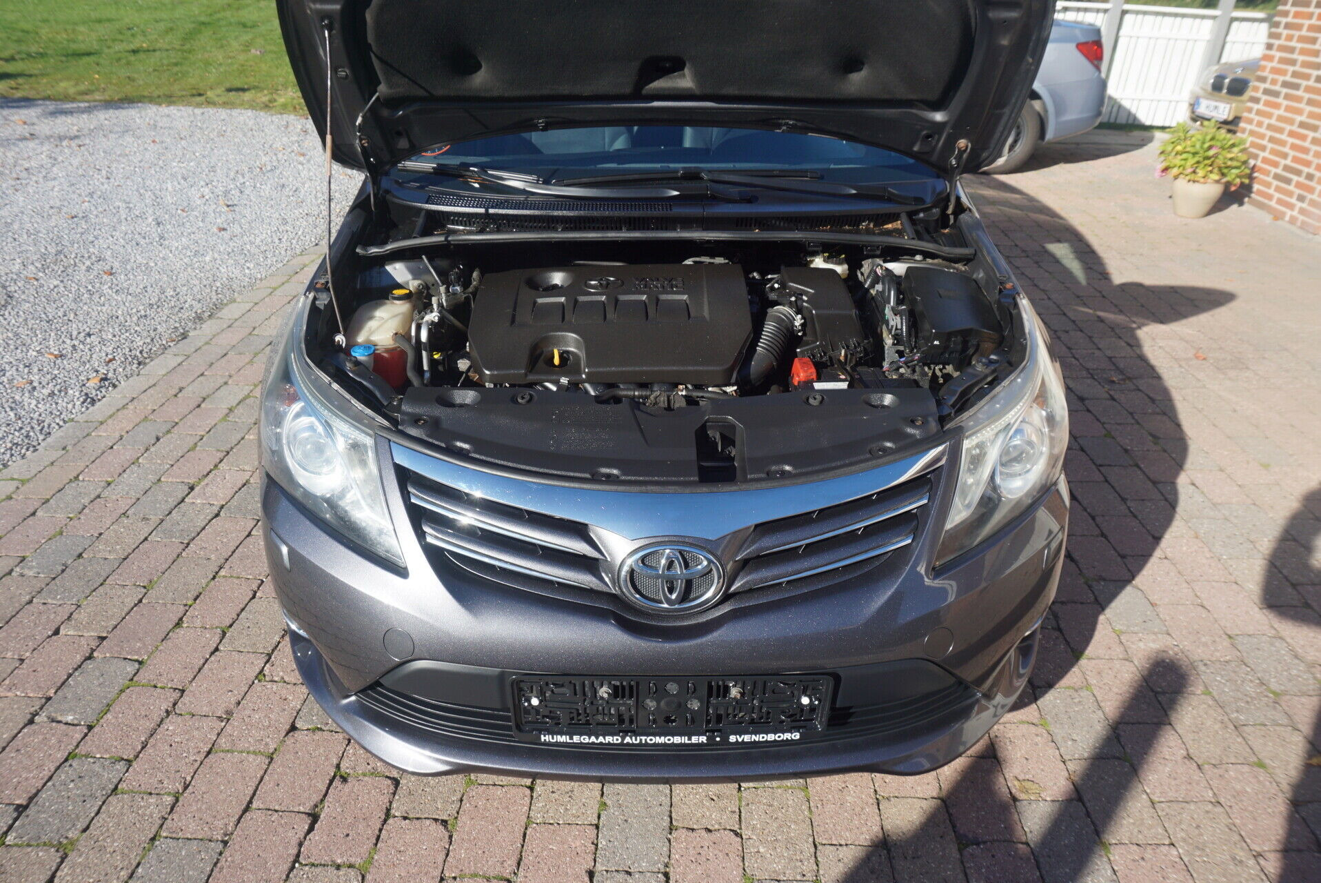 Sort Toyota Avensis fra 2014