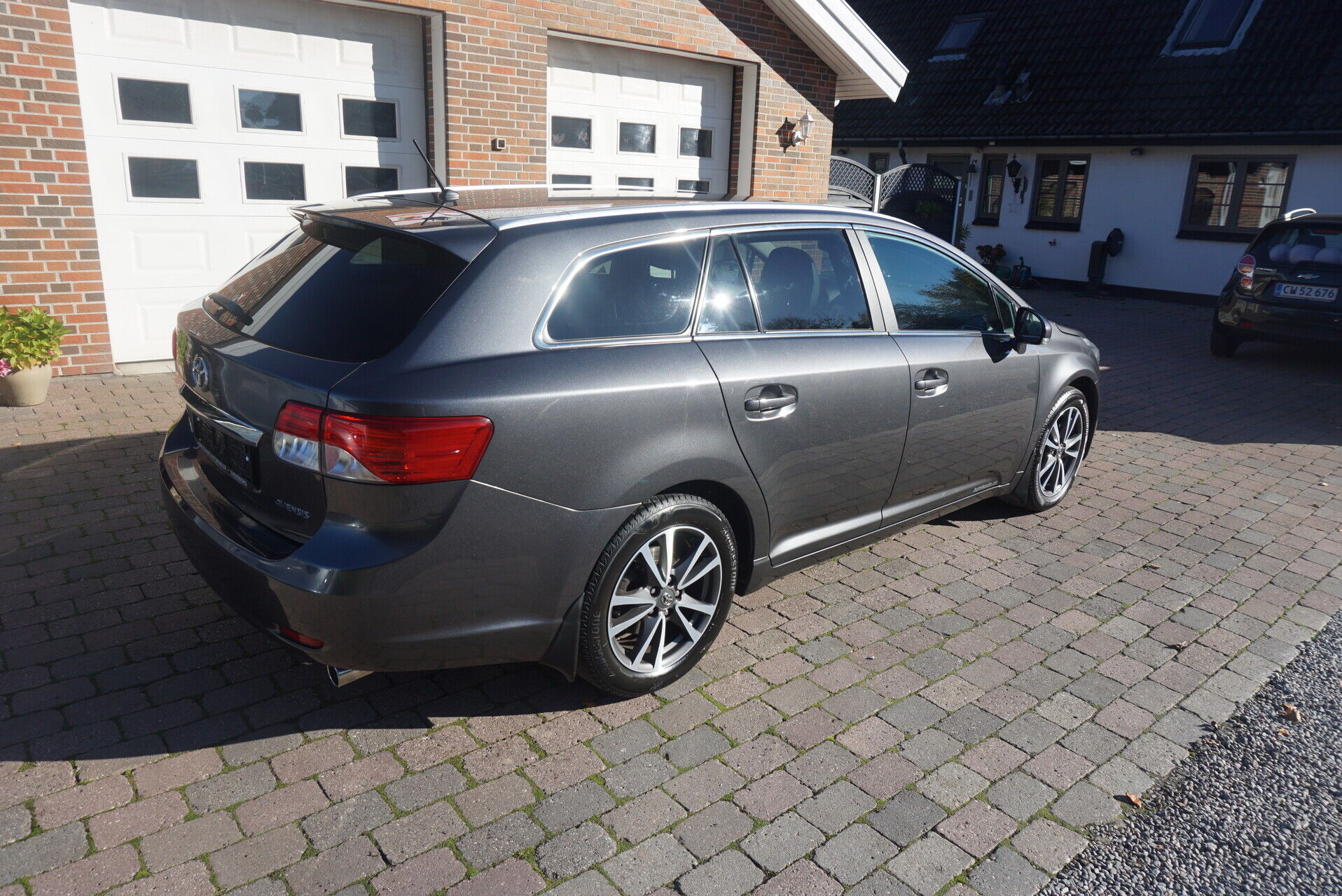 Sort Toyota Avensis fra 2014