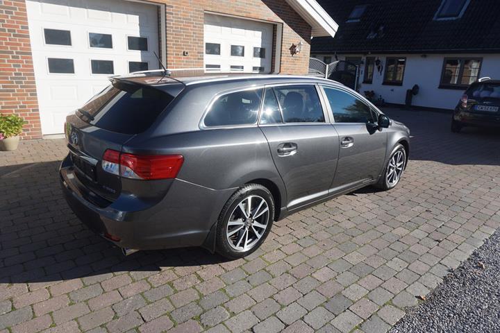 Sort Toyota Avensis fra 2014