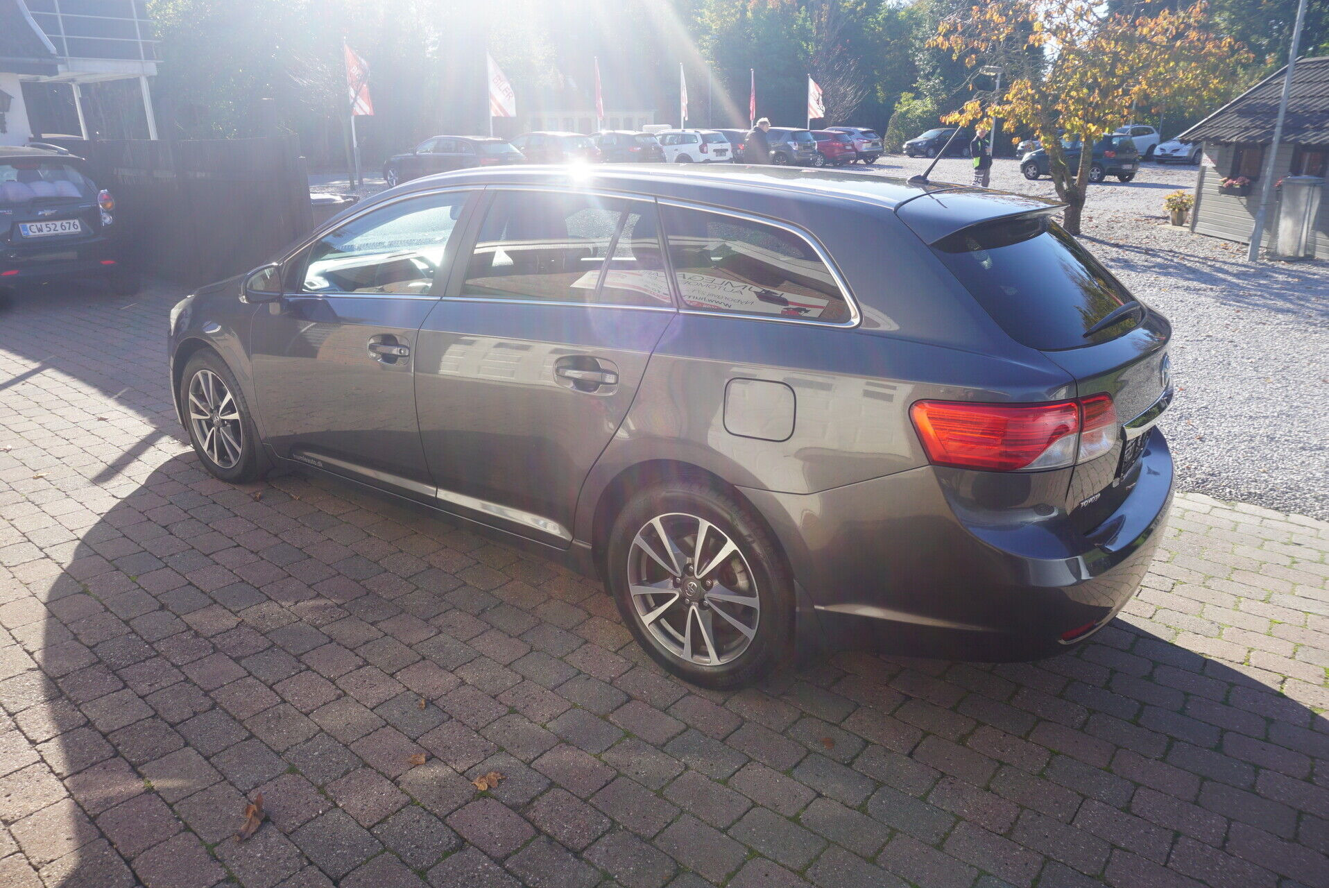 Sort Toyota Avensis fra 2014