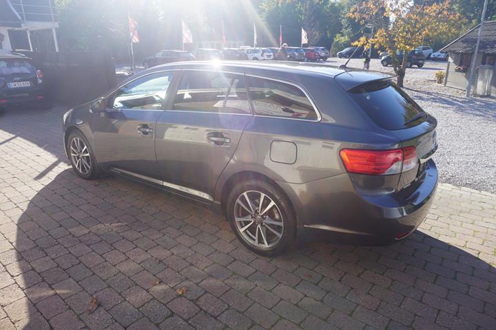 Sort Toyota Avensis fra 2014