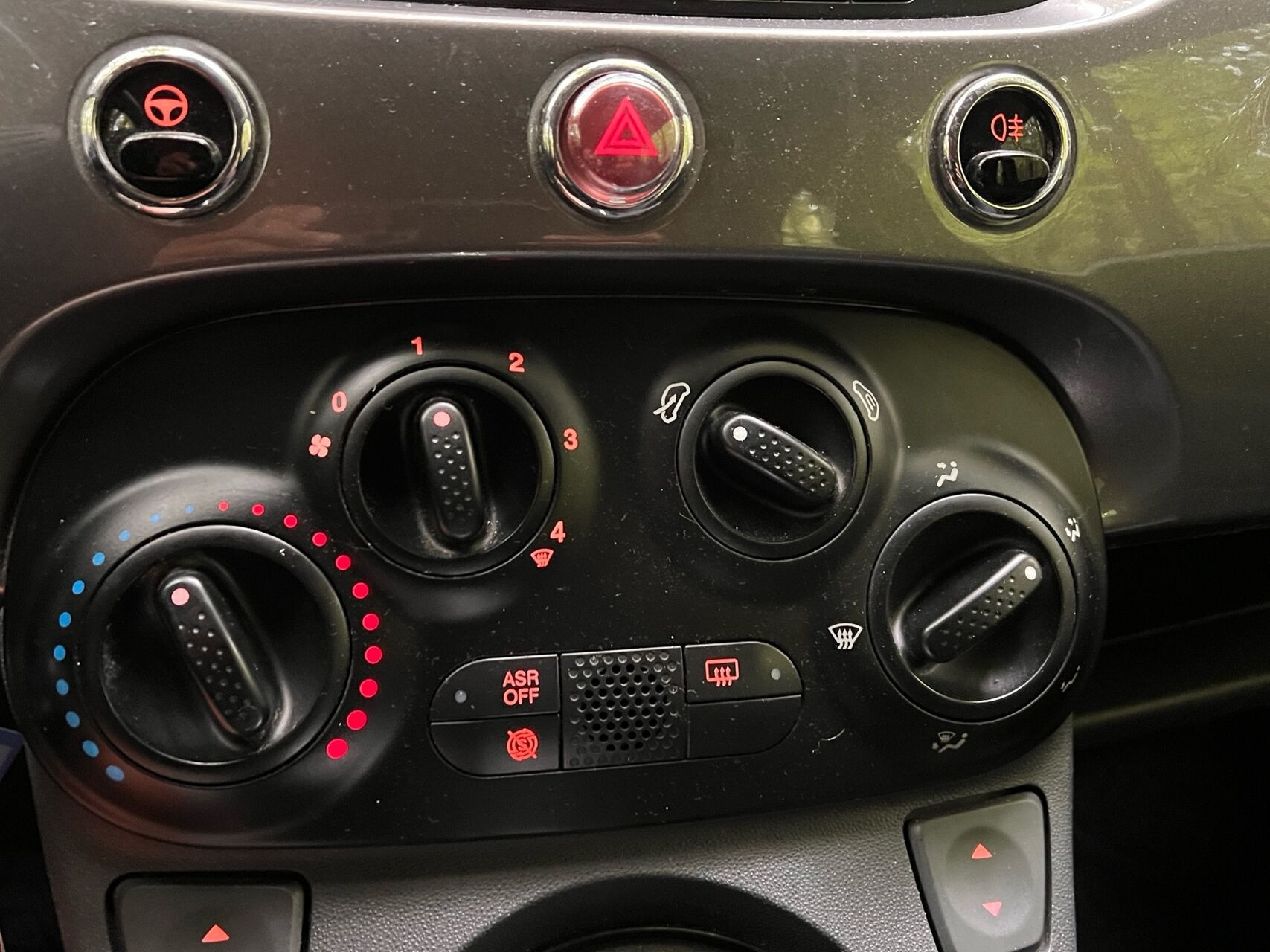 Grå Fiat 500C fra 2011
