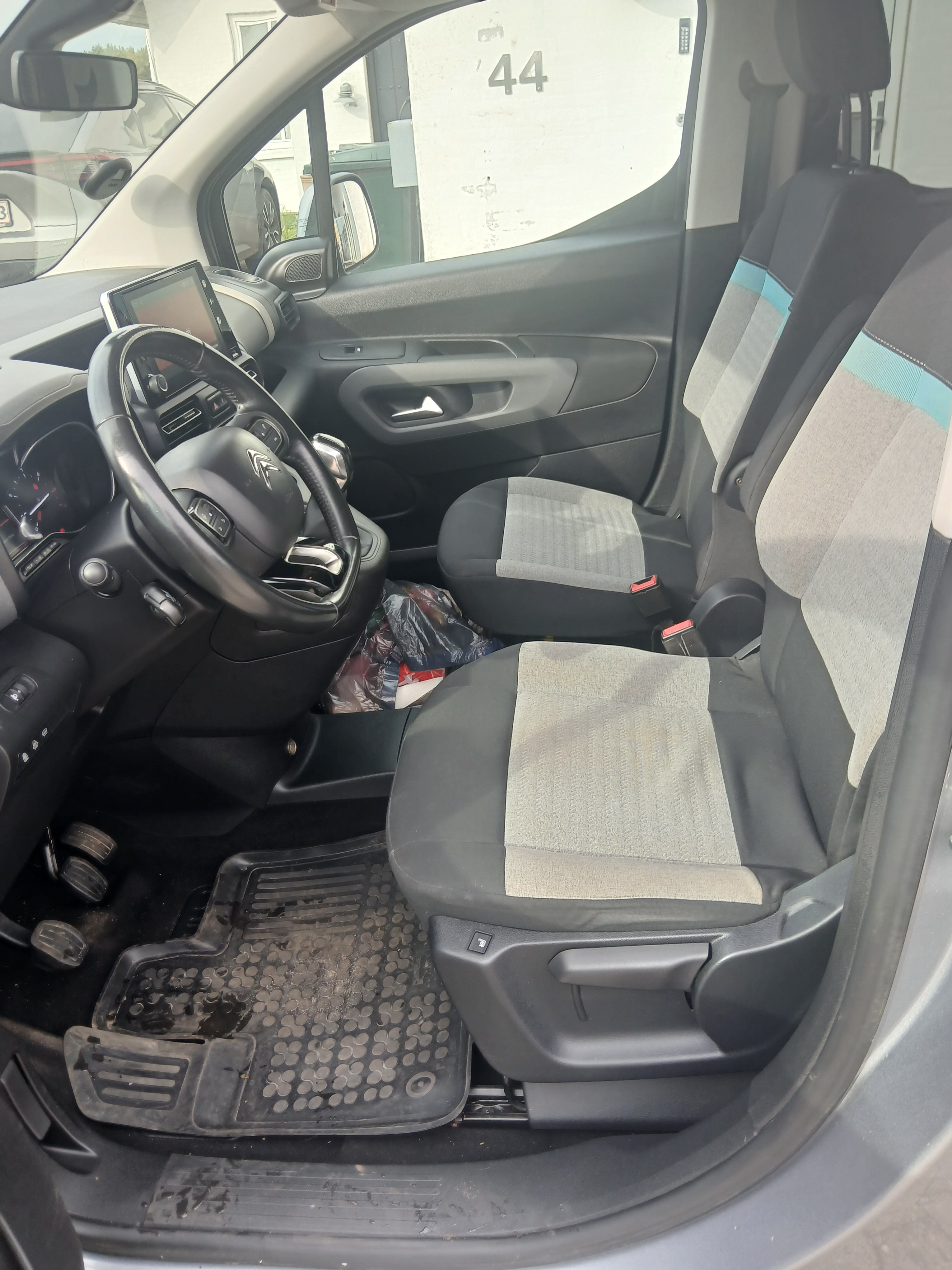 Grå Citroën Berlingo fra 2019