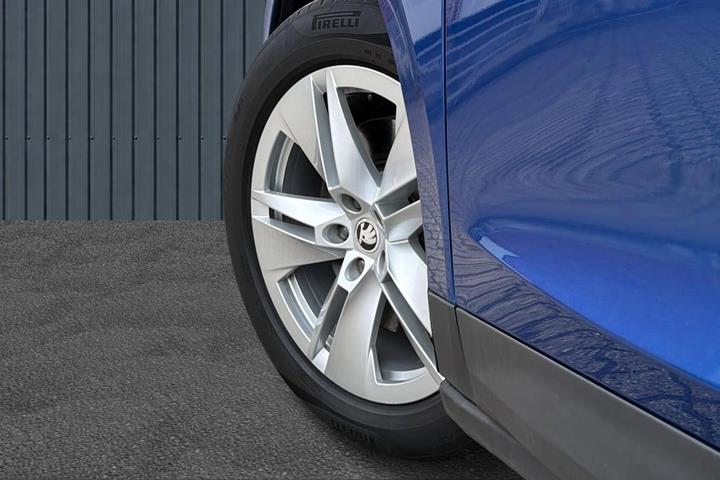 Blå Skoda Enyaq fra 2022