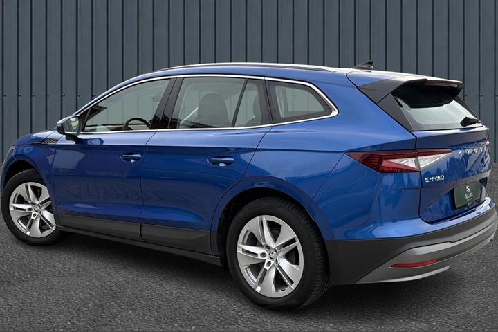 Blå Skoda Enyaq fra 2022