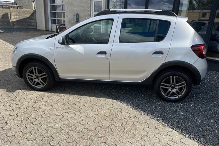 Sølv Dacia Sandero Stepway fra 2015