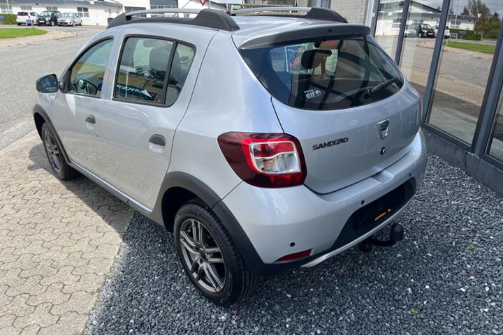 Sølv Dacia Sandero Stepway fra 2015