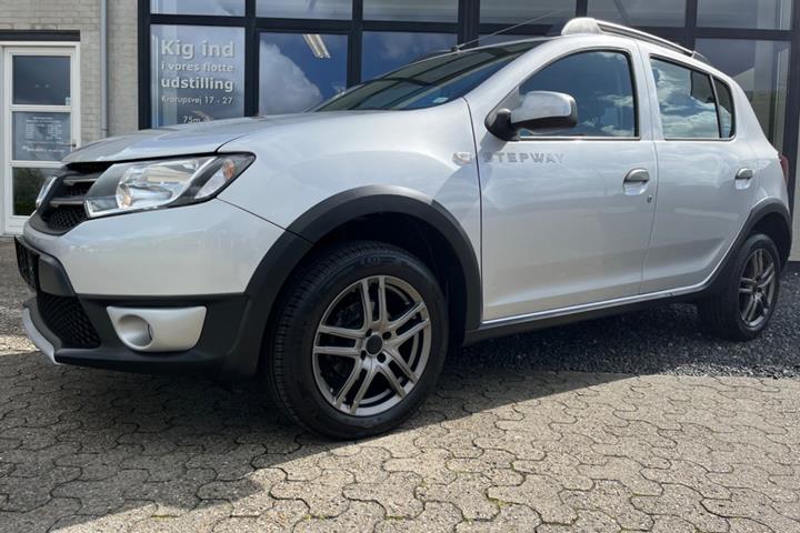 Sølv Dacia Sandero Stepway fra 2015