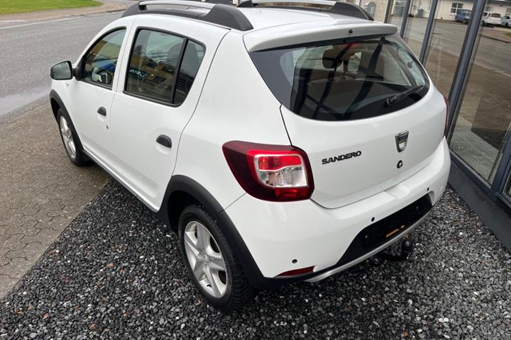Hvid Dacia Sandero Stepway fra 2015
