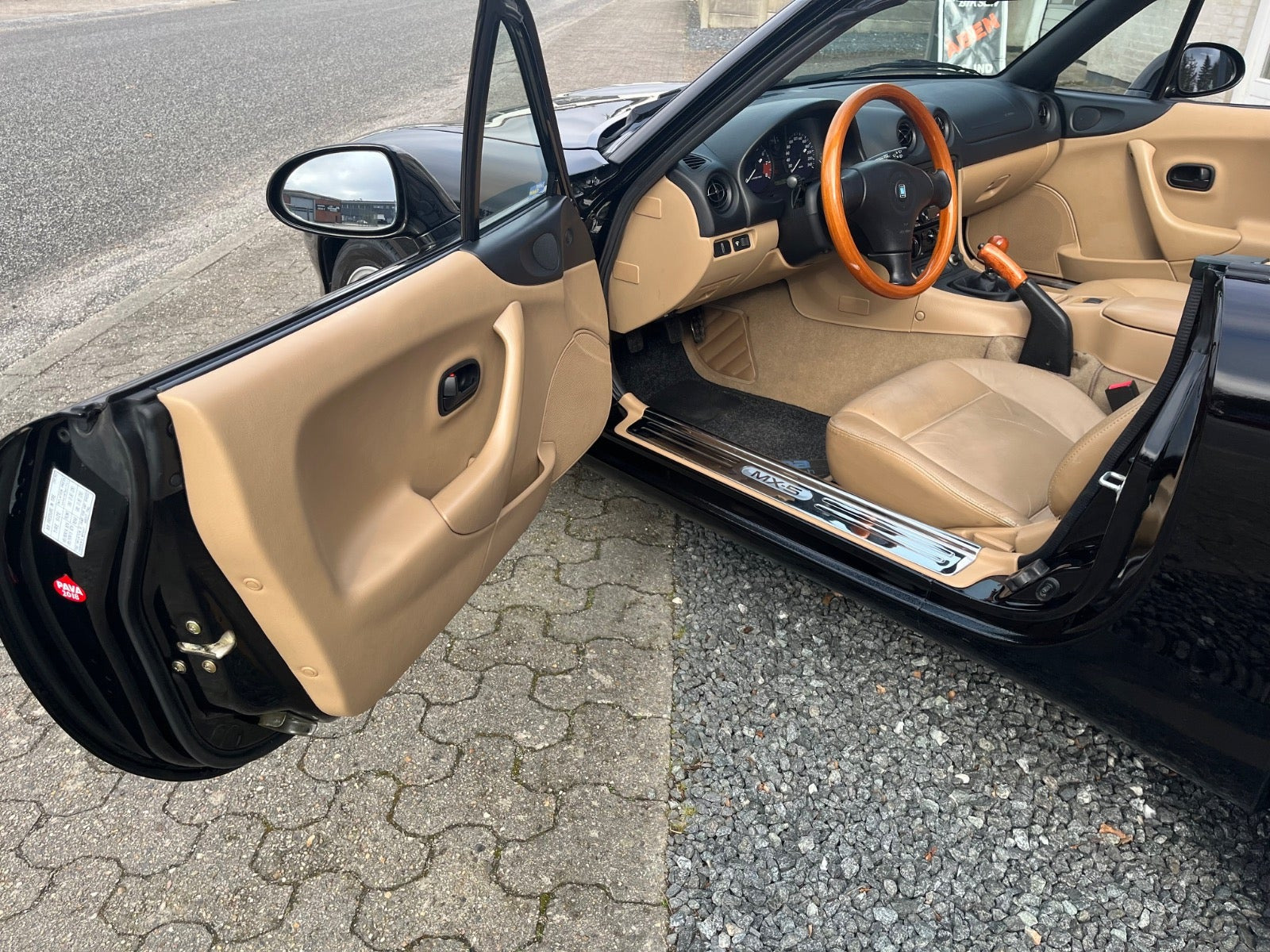 Sort Mazda MX-5 fra 2000