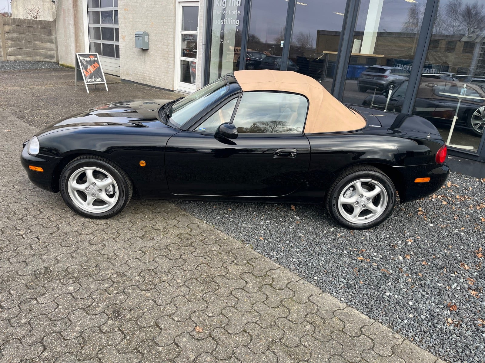 Sort Mazda MX-5 fra 2000