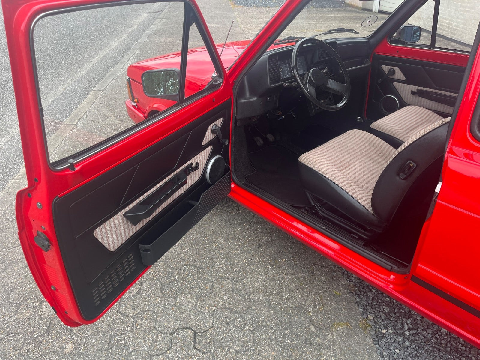 Rød Fiat 127 fra 1985
