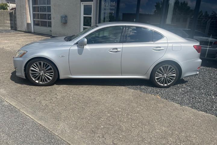 Sølv Lexus IS250 fra 2008