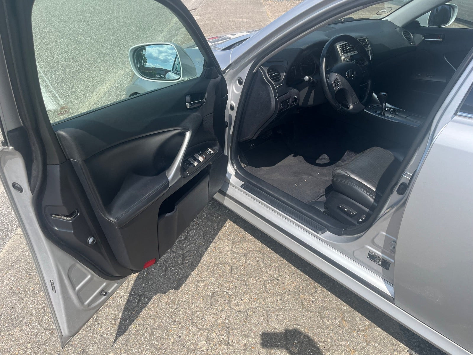 Sølv Lexus IS250 fra 2008