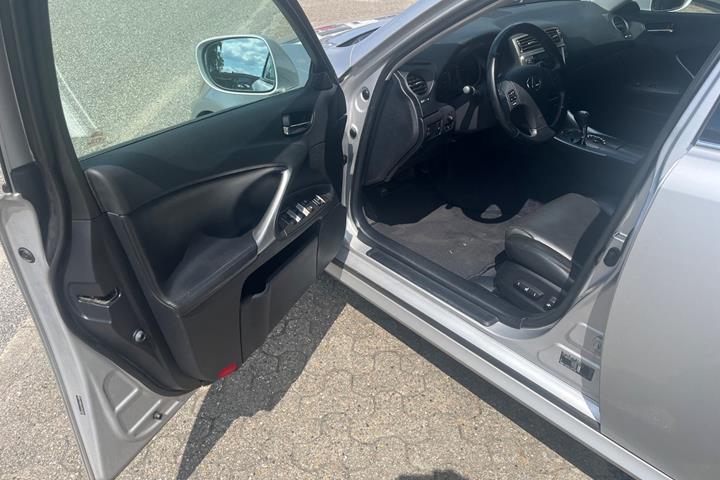 Sølv Lexus IS250 fra 2008
