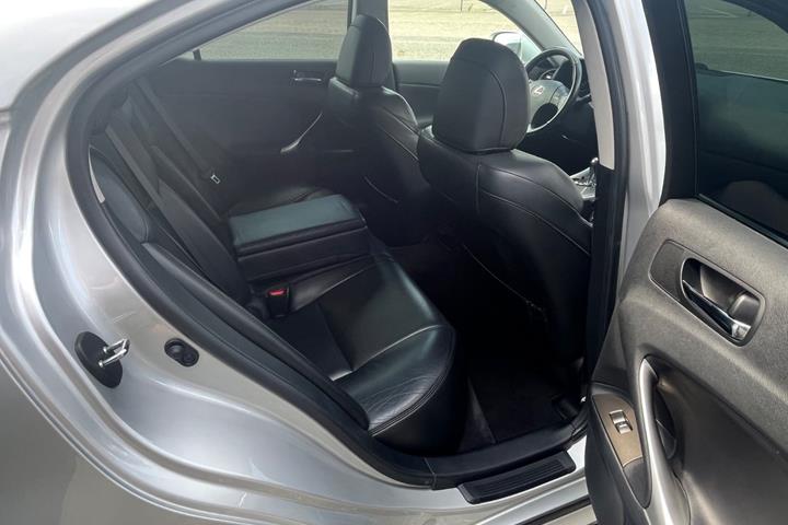 Sølv Lexus IS250 fra 2008