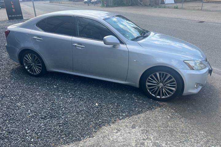 Sølv Lexus IS250 fra 2008