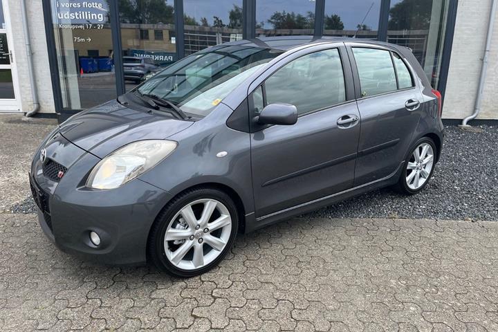 Grå Toyota Yaris fra 2007