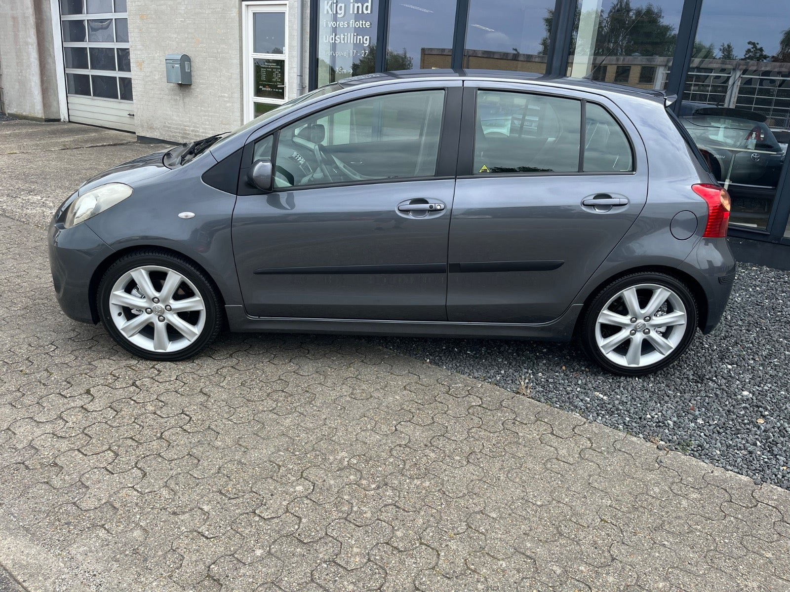 Grå Toyota Yaris fra 2007