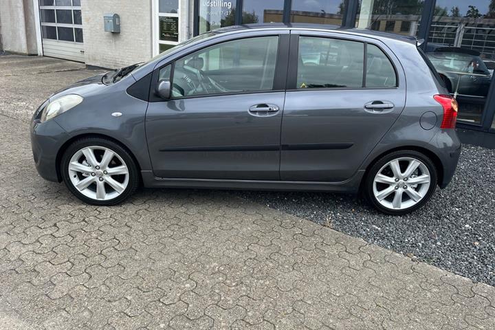 Grå Toyota Yaris fra 2007
