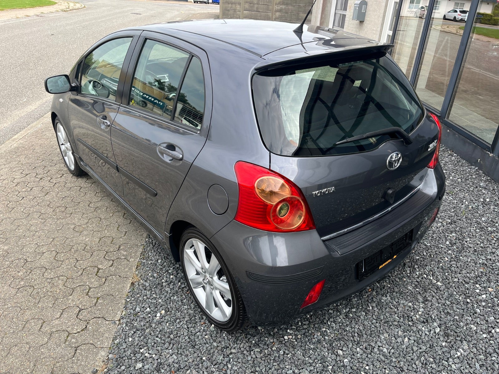 Grå Toyota Yaris fra 2007