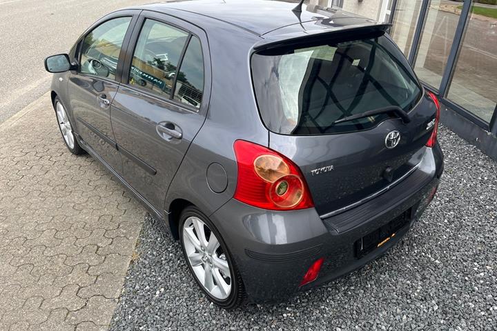 Grå Toyota Yaris fra 2007