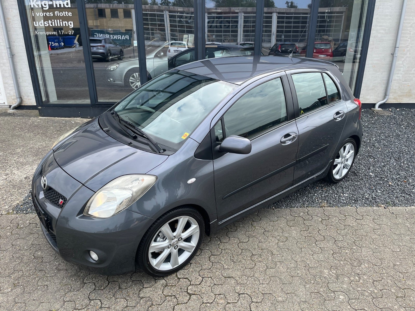 Grå Toyota Yaris fra 2007