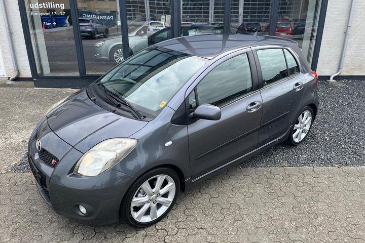 Grå Toyota Yaris fra 2007