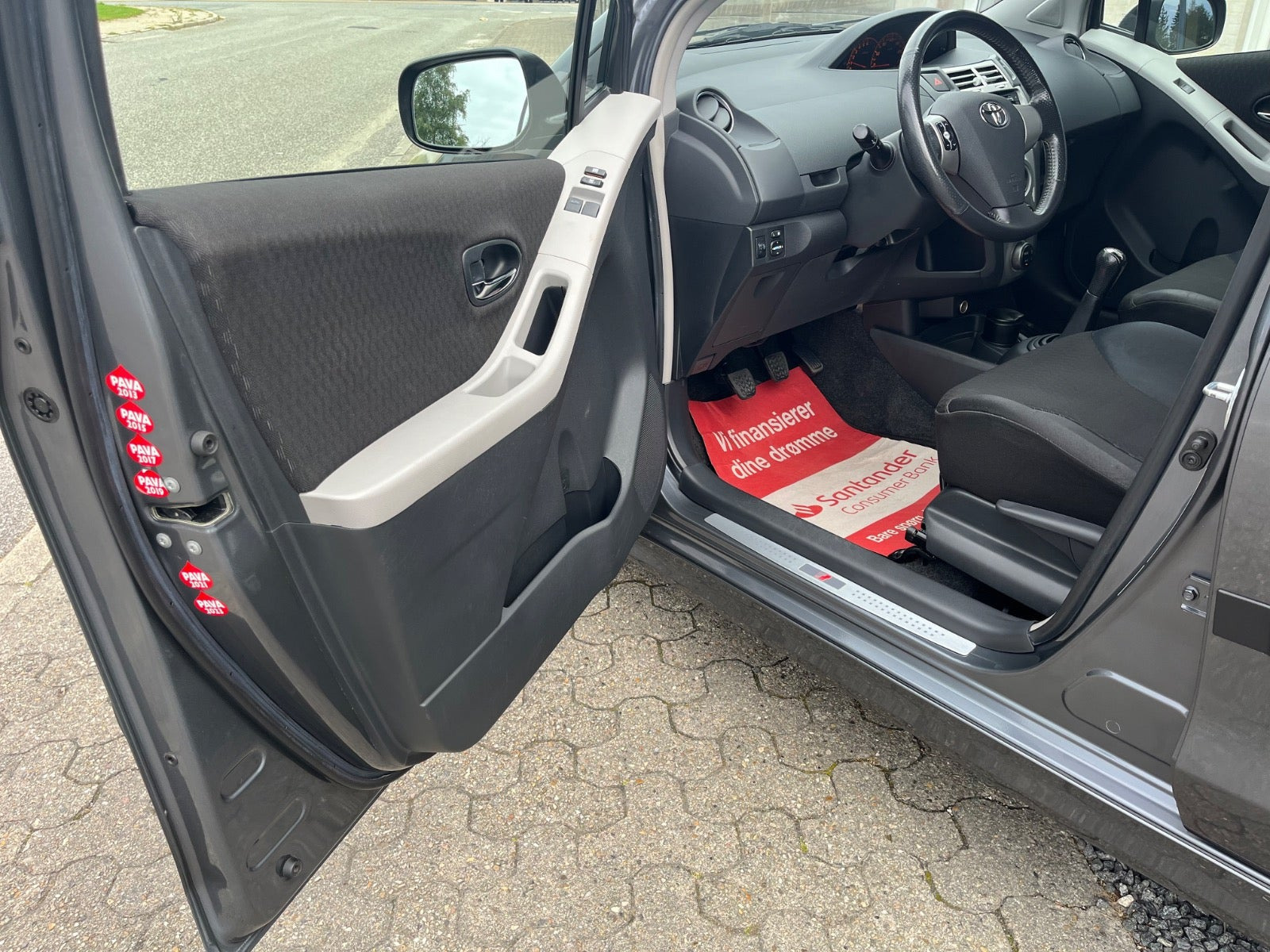 Grå Toyota Yaris fra 2007