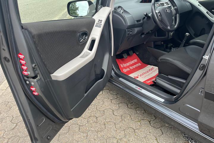 Grå Toyota Yaris fra 2007