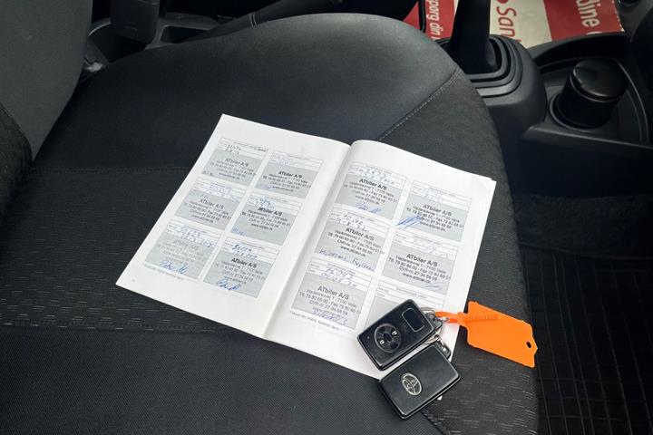 Grå Toyota Yaris fra 2007