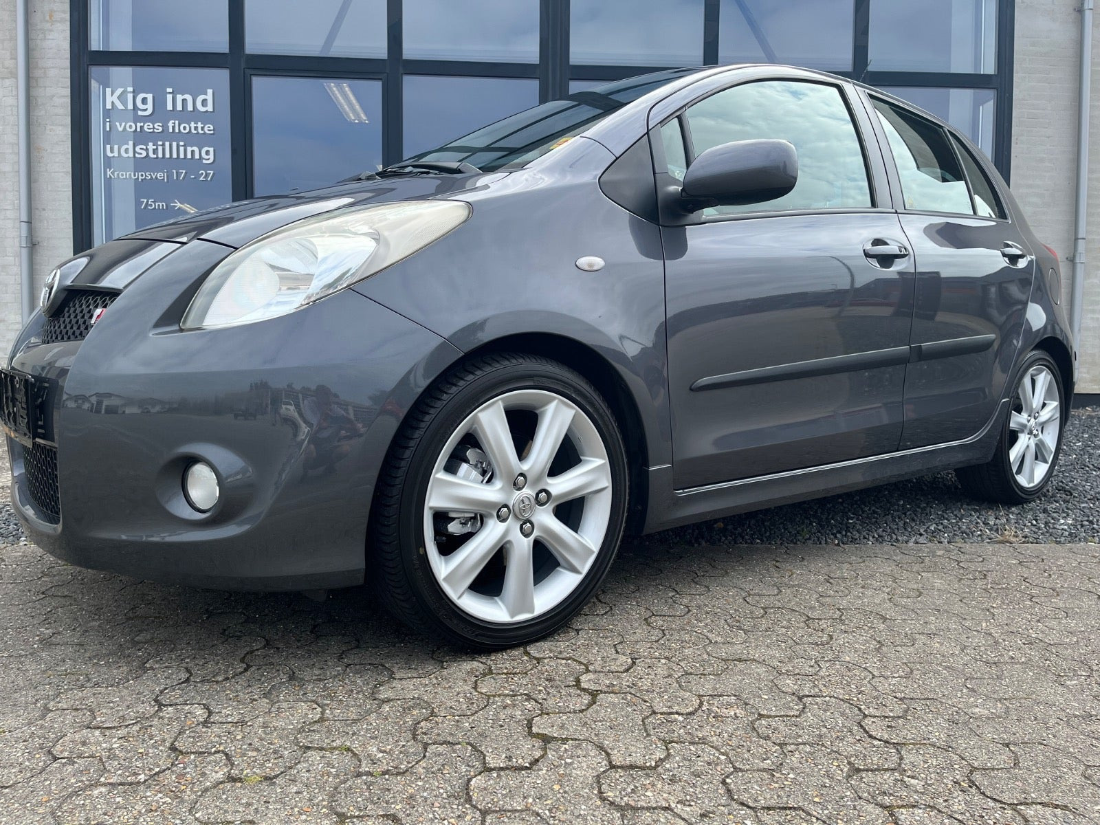 Grå Toyota Yaris fra 2007