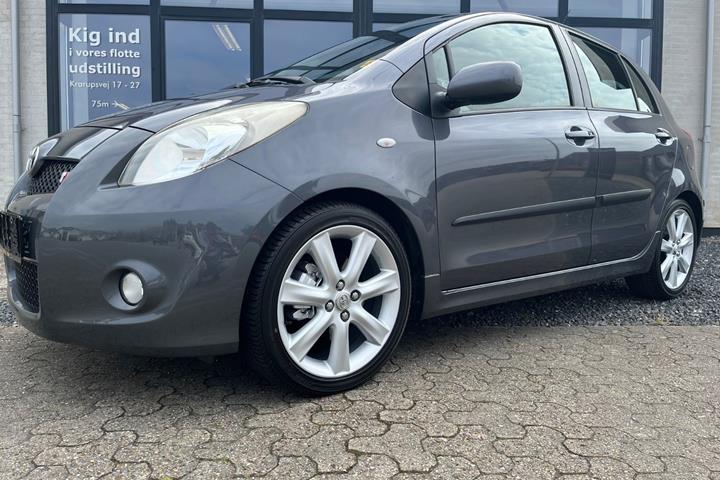 Grå Toyota Yaris fra 2007