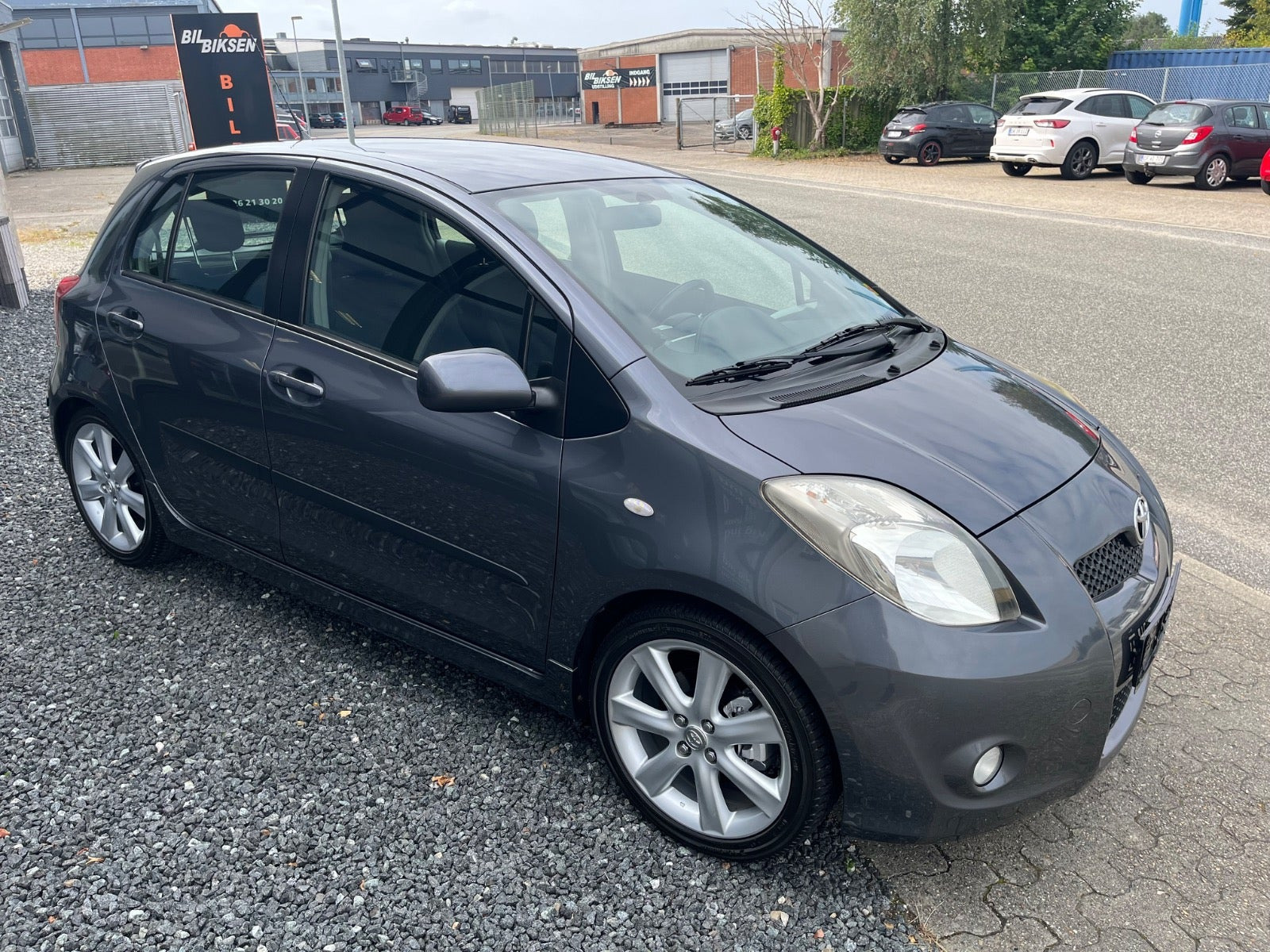 Grå Toyota Yaris fra 2007