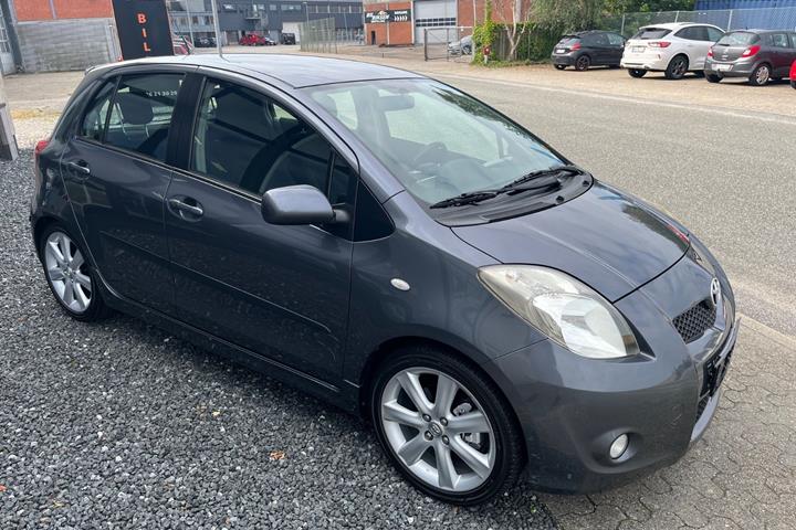 Grå Toyota Yaris fra 2007