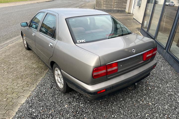 Orange Lancia Kappa fra 1997