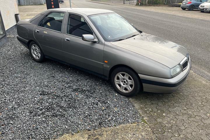 Orange Lancia Kappa fra 1997