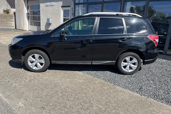 Sort Subaru Forester fra 2014