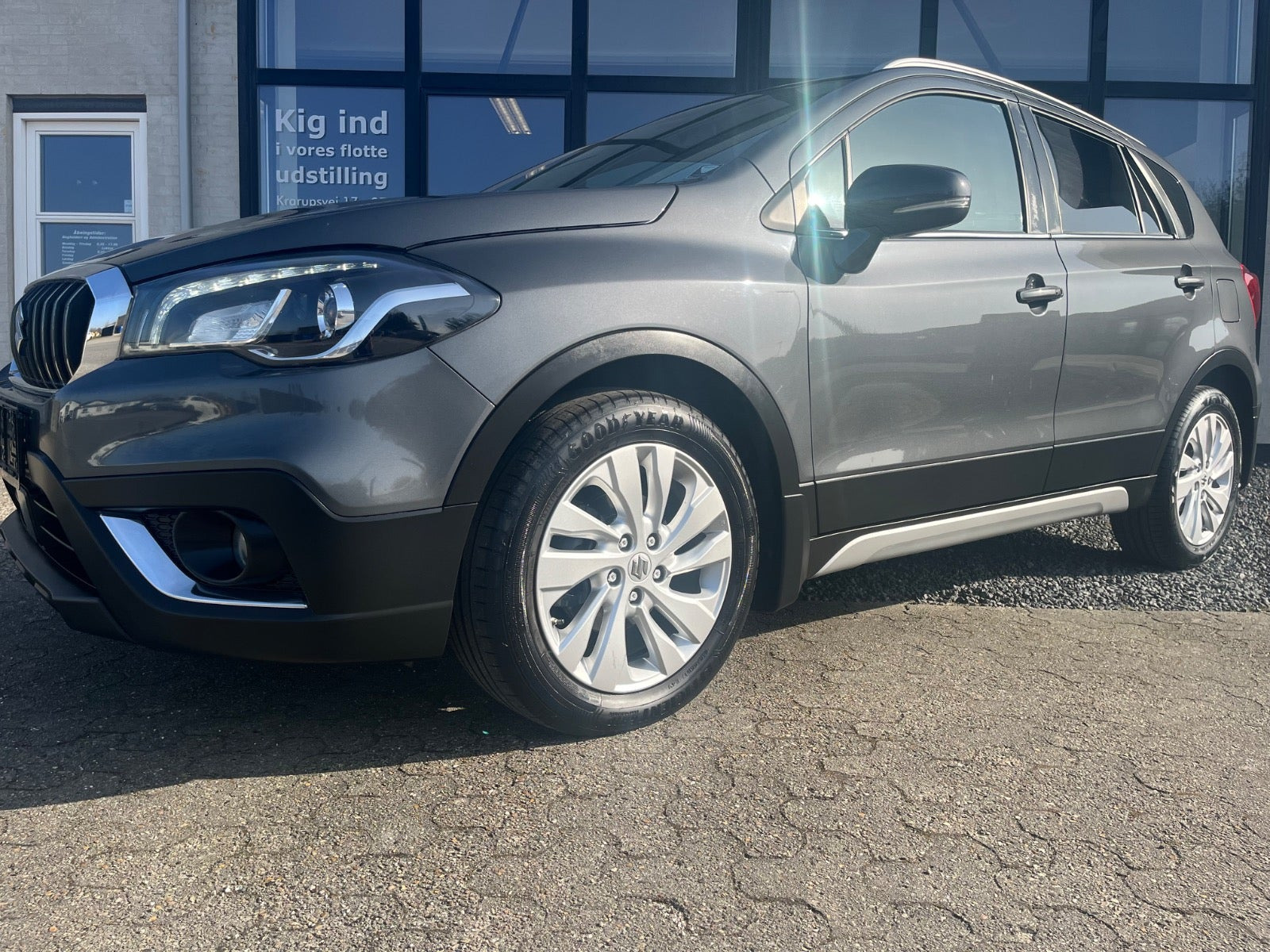 Grå Suzuki S-Cross fra 2017