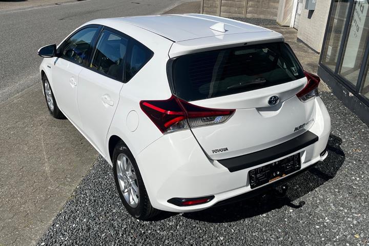 Hvid Toyota Auris fra 2016