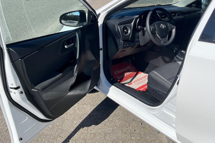 Hvid Toyota Auris fra 2016