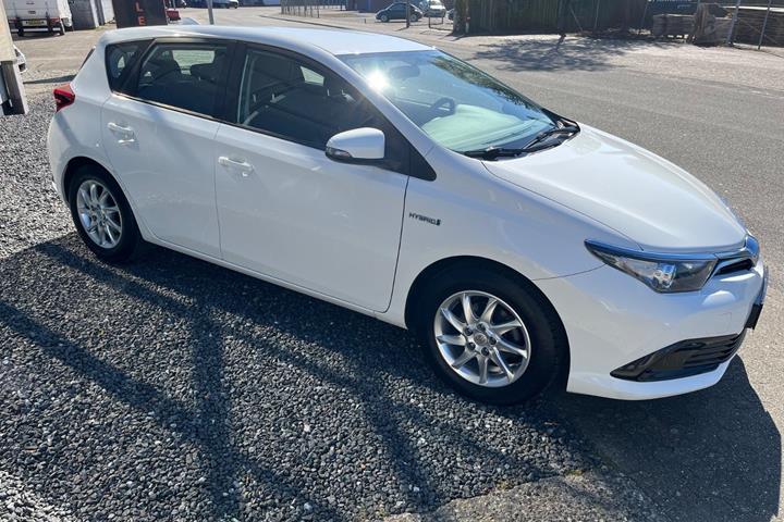 Hvid Toyota Auris fra 2016